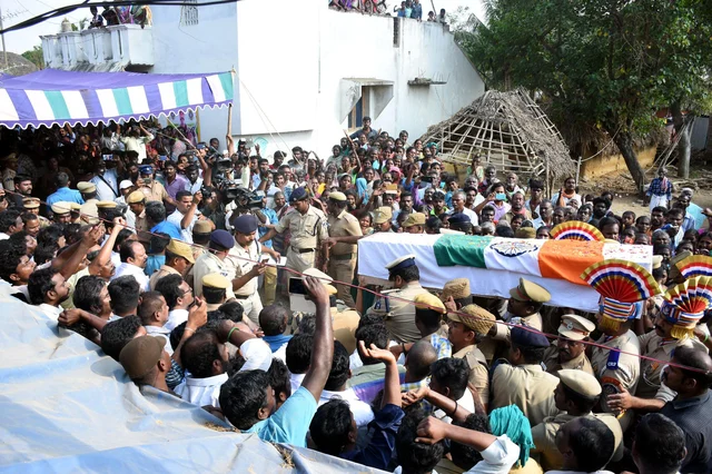 புல்வாமா தாக்குதலில் உயிரிழந்த அரியலூர் சி.ஆர்.பி.எஃப் வீரர் குடும்பத்துக்கு ரூ.20 லட்சம் நிதியுதவி!