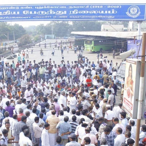 `இப்போது சொல்லுங்கள் போக்குவரத்துத் தொழிலாளர்களின் இந்தப் போராட்டம் தேவையற்றதா?’ தொழிலாளி மகளின் ஃபேஸ்புக் பதிவு