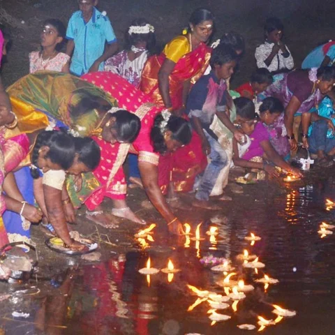பொங்கலை வழியனுப்பும் விழா! - பூ எருவறட்டியை ஆற்றில்விட்டு வழிபட்ட பெண்கள்