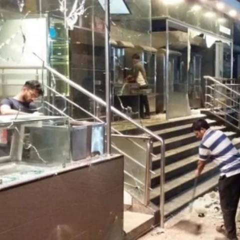 `10 ரூபாய் கமிஷனுக்காக முற்றிய கைகலப்பு'- ஹோட்டலை அடித்து நொறுக்கிய ஸ்விக்கி பாய்ஸ்!