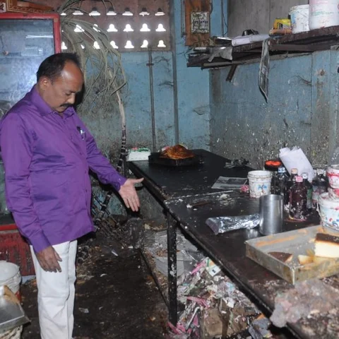 நாகையில் நகராட்சி உணவு பாதுகாப்பு அலுவலர் அதிரடி ஆய்வு - பிரபல பேக்கரிக்கு எச்சரிக்கை