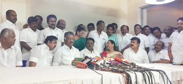 அ.தி.மு.க - தே.மு.தி.க இடையே தேர்தல் ஒப்பந்தம் கையெழுத்தானது!