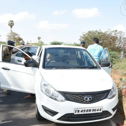 8.75 கோடியில் 192 காசோலைகள்...1.20 கோடியில் கடனுறுதிப் பத்திரங்கள்... சோதனையில் அதிர்ந்த போலீஸ்