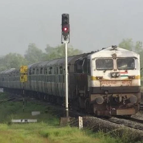 ரயிலில் ஏற்பட்ட பிரசவ வலி - நடைமேடையிலேயே குழந்தையை பெற்றெடுத்த கர்ப்பிணிப் பெண்!