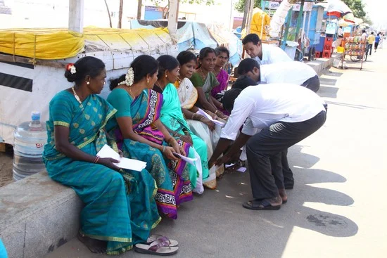 ஓட்டுக்கு பணம் வாங்காதீர்: மக்களின் காலில் விழுந்து வேண்டுகோள்! (படங்கள்)