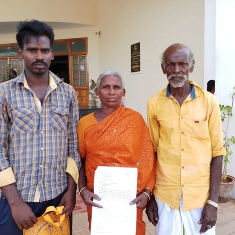 `கலெக்டரிடம் மனு கொடுத்தா நீ பெரிய ஆளா?' - ஊர் நாட்டாமைகளால் வாலிபர் குடும்பத்துக்கு நடந்த துயரம்