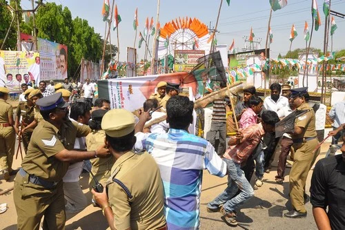 திருச்சியில் காங்கிரசார்- மாணவர்கள் மோதல், பதற்றம் (படங்கள்)