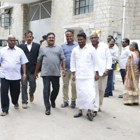 ``கொஞ்சம் பொறுமையாக இருங்க!” - தகுதி நீக்கம் செய்யப்பட்ட எம்.எல்.ஏ-க்களிடம் கலங்கிய சசிகலா!