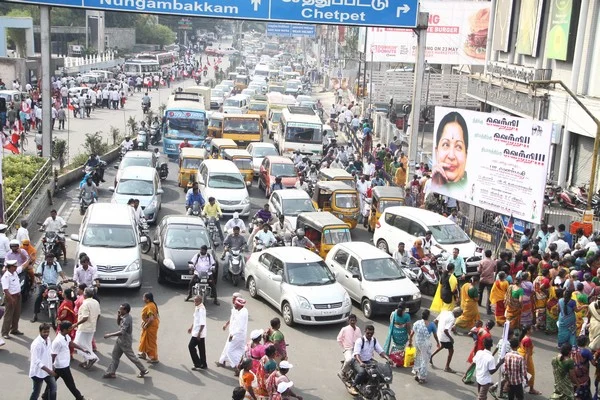 ஜெ. வருகையால் அண்ணா சாலை ஸ்தம்பிப்பு: பயணிகள் கடும் அவதி! (படங்கள்)
