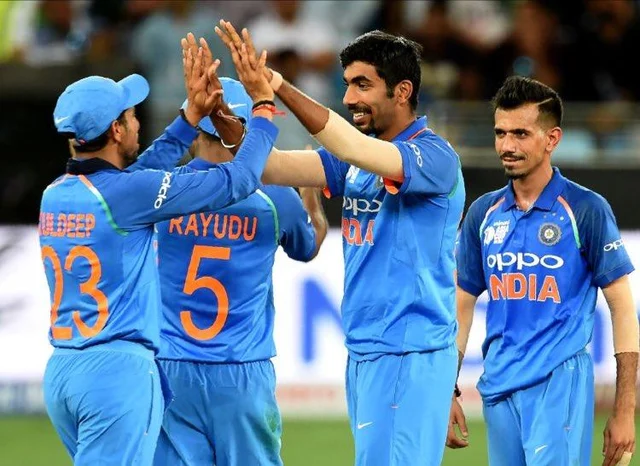 கடைசி ஓவர்களில் நெருக்கடி கொடுத்த இந்தியா! - 237 ரன்களுடன் திருப்திப்பட்டுக் கொண்ட பாகிஸ்தான் #INDvPAK