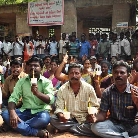 `எங்கள் வாழ்க்கையில் ஒளி ஏற்றுங்கள்!’ - மெழுகுவத்தி ஏந்தி மின்வாரிய ஒப்பந்த ஊழியர்கள் போராட்டம்