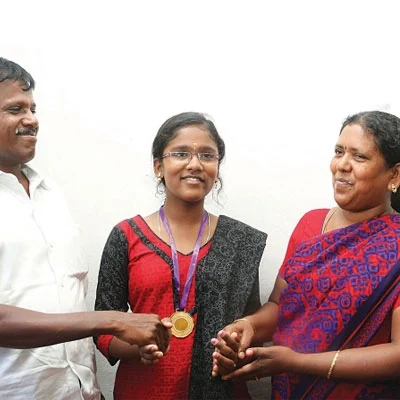 "டெய்லர் பொண்ணு, ஸ்டேட் செகண்ட்னு ஊரே கொண்டாடுது!"