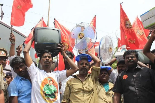அரசின் இலவச பொருட்களை ஒப்படைக்க வந்த நாம் தமிழர் கட்சியினர் கைது!