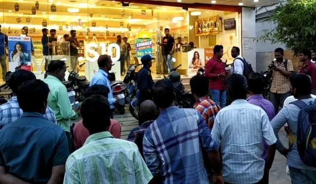 `மகனுக்கு கிஃப்ட் கொடுக்க வாங்கினேன்; ஆனால்....' - கடைமுன் செல்போனை எரித்த தந்தை