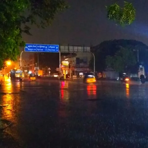 எட்டிப்பார்க்கும் வட்டக் குழிகள் -மழையால் பல்லிளிக்கும் சென்னைச் சாலைகள்!