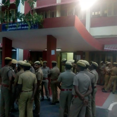 `17 பேருக்கு எதிராகத் திரண்ட கூட்டம்!’ - உயர் நீதிமன்ற வளாகத்தில் பரபரப்பு