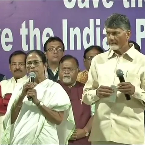 `இது அரசியலமைப்புக்குக் கிடைத்த வெற்றி!’ - தர்ணாப் போராட்டத்தைக் கைவிடுவதாக மம்தா அறிவிப்பு