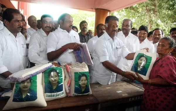 உணவுக்காக தவிக்கும் கடலூர் மக்களுக்கு 'புழு' அரிசியா கொடுப்பது?