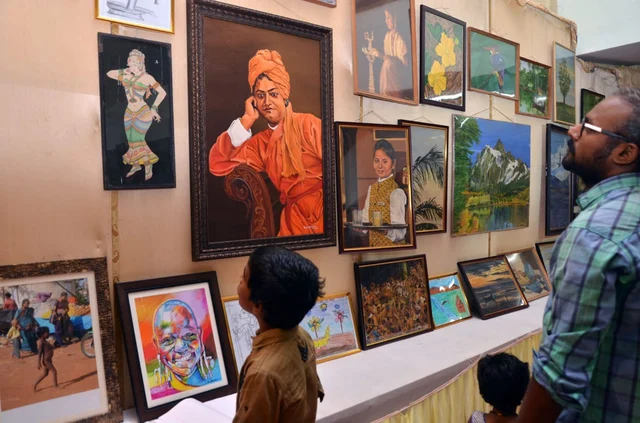 இளம் ஓவியர்களை உற்சாகப்படுத்த கலைநகரத்தில் நடந்த கண்காட்சி!
