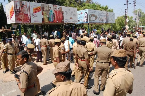 காங்கிரசாரை கைது செய்யக் கோரி மாணவர்கள் போராட்டம் ( படங்கள் )