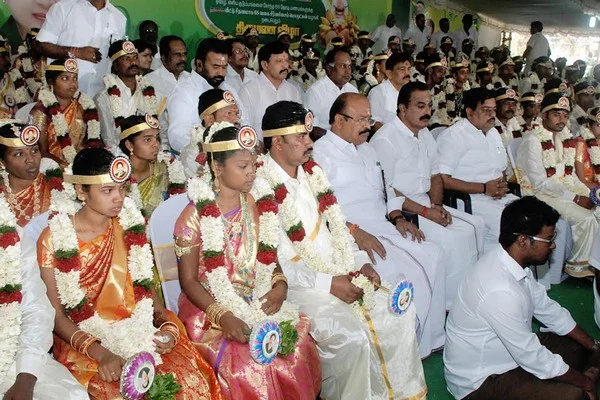 மணமக்கள் நெற்றியிலும் 'அம்மா ஸ்டிக்கர்'... அதிமுகவினர் நடத்திய அடடே திருமணம்!