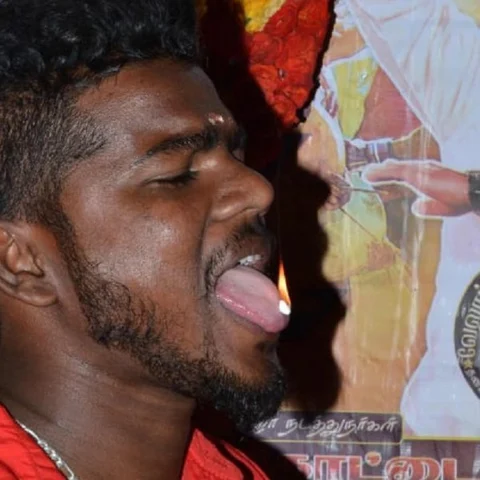 நாக்கில் கற்பூரம் ஏற்றிய அஜித் ரசிகர்கள்!’ - மேளதாளத்துடன் வேலூரில் ‘விஸ்வாசம்’ படக்கொண்டாட்டம்