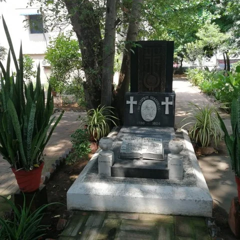 உடல் இங்கு, இதயம் ஆர்மேனியாவில்... சென்னை கல்லறைகளின் நெகிழ்ச்சிக் கதைகள்!