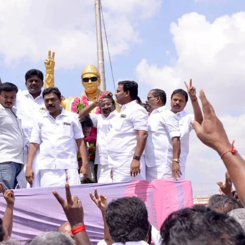 ‘எம்.ஜி.ஆர் சிலைக்கு மாலை; சிவகங்கையில் தேர்தல் விதிமுறை மீறிய அ.தி.மு.க’ - வேடிக்கைபார்த்த அதிகாரிகள்