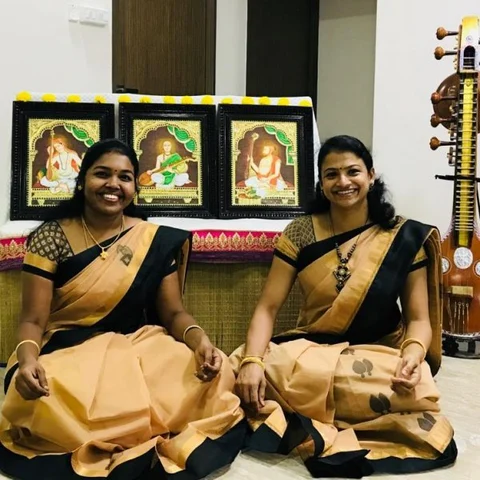 ``குழந்தைகளை பாரம்பர்யத்தோட வளர்க்கணும்" - `வளைகாப்புப் பாடல்' பாடி அசத்திய பெண்கள்!