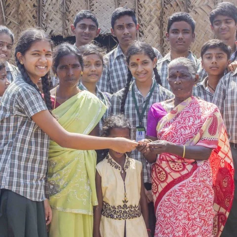 `21 லட்சம்; 55 வீடுகள்' - கஜாவால் பாதிக்கப்பட்டவர்களுக்கு கை கொடுத்த பள்ளி மாணவர்கள்!