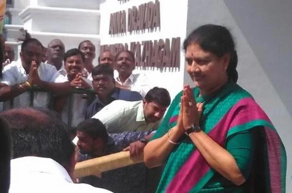`சசிகலாவிடம் சமரசம் பேசினாரா எடப்பாடி பழனிசாமி?' - ஆளும்கட்சியை மிரள வைக்கும் மே 23