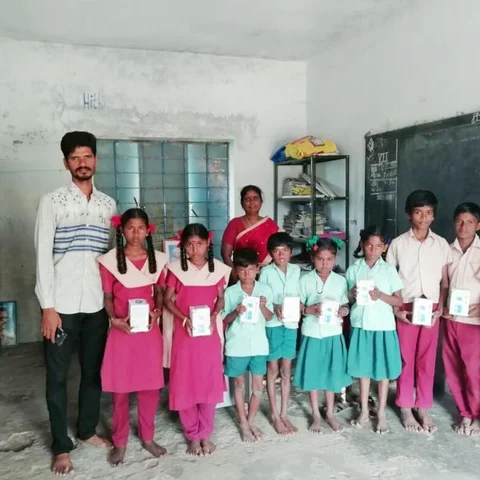 இருளில் தவித்த புதுக்கோட்டை மாணவர்களுக்கு சோலார் விளக்கு வாங்கிக்கொடுத்த சேலம் ஆசிரியை!