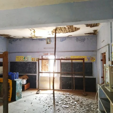 ஆபத்தில் அரசு பள்ளிக் கட்டடம்! இ-சேவை மையத்தில் வகுப்புகள் நடக்கும் அவலம்!