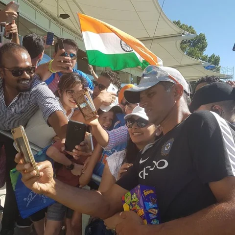 ``இந்தியக் கிரிக்கெட்டின் எதிர்காலம் பத்திரமாக இருக்கிறது!’’ - டிராவிட்டை புகழ்ந்த நெட்டிசன்கள்