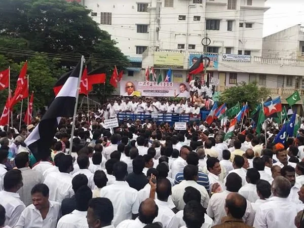 மத்திய மாநில அரசுகளின் கவனத்தை திசை திருப்புகிற அறிவிப்பு வெளியாகும் - எதிர்க்கட்சிகள் முழக்கம்