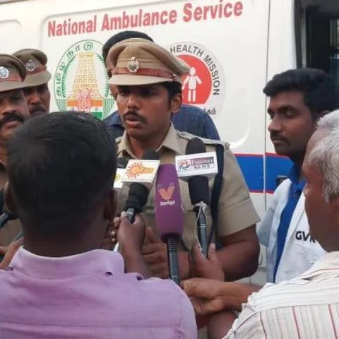 ‘ஆம்புலன்ஸில் ஓர் உயிர் போராடுகிறது, வழிவிடுங்க மக்களே!’ - ஈரோடு எஸ்.பியின் அசத்தல் முயற்சி...