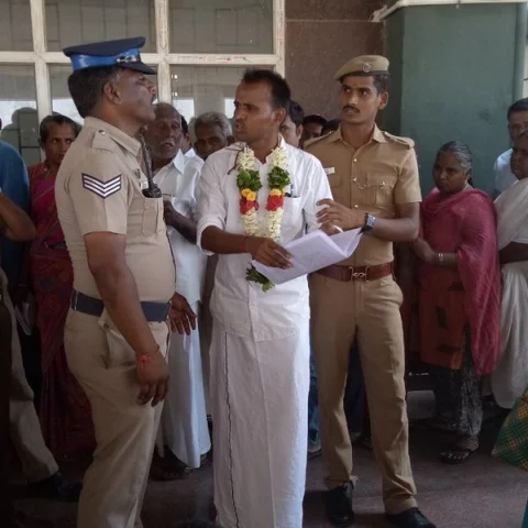 வீட்டுக்கு பாதை இல்லைனு பொண்ணு கொடுக்க மாட்டேங்குறாங்க!’’ - மணக்கோலத்தில் புகார் அளித்த இளைஞர்