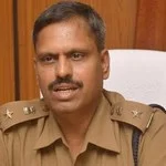 பெண் காவலருக்காக கட்டிப்புரண்டு சண்டை போட்ட காவலர்கள்!