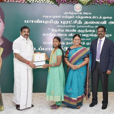 ``என் கல்யாணத்தை நிறுத்துங்க!'' - கலெக்டருக்குப் போன் செய்த சிறுமிக்கு விருது