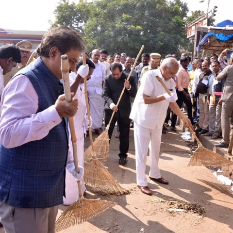 சிவகங்கையில் அரச மரத்திற்குக் கீழ் வேப்பமர இலைகளைச் சுத்தம் செய்த தமிழக ஆளுநர்!