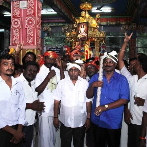 ரஜினி அரசியலுக்கு வர தங்கத்தேர் இழுத்த ரசிகர்கள்