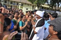 மதுவிலக்கு பிரச்சார பயணம்: வைகோவுக்கு கல்லூரி பேராசிரியர்கள், மாணவிகள் வரவேற்பு