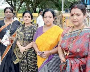 பெங்களூரு சிறையில் உள்ள ஜெயலலிதாவை பார்க்க வந்த நடிகைகள்!