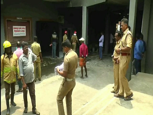 படம் ஓடிக்கொண்டிருக்கும்போதே தீப்பிடித்து எரிந்த புரஜக்டர்! - கன்னியாகுமரி திரையரங்கில் பரபரப்பு