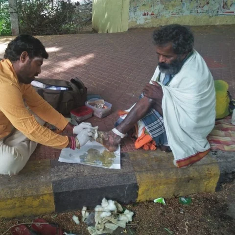 அநாதை சடலங்கள் அடக்கம்... தொழுநோயாளிகள் பராமரிப்பு! - வேலூர் இளைஞரின் சேவை