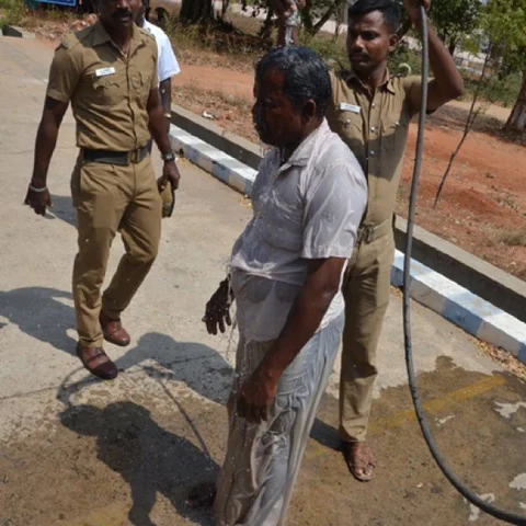 `நிலத்தை அபகரித்து கொலைமிரட்டல் விடுக்கிறார்!’ - அ.தி.மு.க நிர்வாகியைக் கண்டித்துத் தீக்குளிக்க முயன்ற விவசாயி