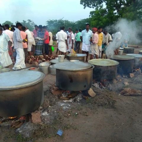 ஆண்கள் மட்டுமே பங்கேற்ற விநோதத் திருவிழா!