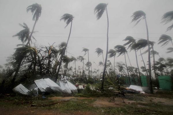 2 மணி நேர ருத்ர தாண்டவம்; காற்றில் பறந்த கார்கள்! - ஃபானியால் நிலைகுலைந்த ஒடிசா