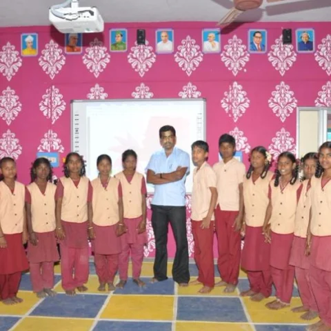 மக்களின் நிதியுதவி... சிறந்த பள்ளியாக ஜொலிக்கும் கிராமத்து அரசுப் பள்ளி!