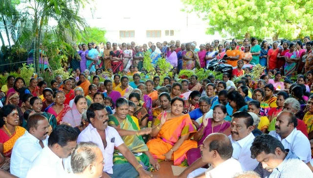 தூத்துக்குடி மாநகராட்சி அலுவலகத்தை முற்றுகையிட்ட எம்.எல்.ஏ. கீதாஜீவன்..!